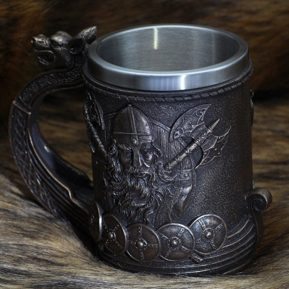 Vikingekrus med Odin-inspireret drakkar-design