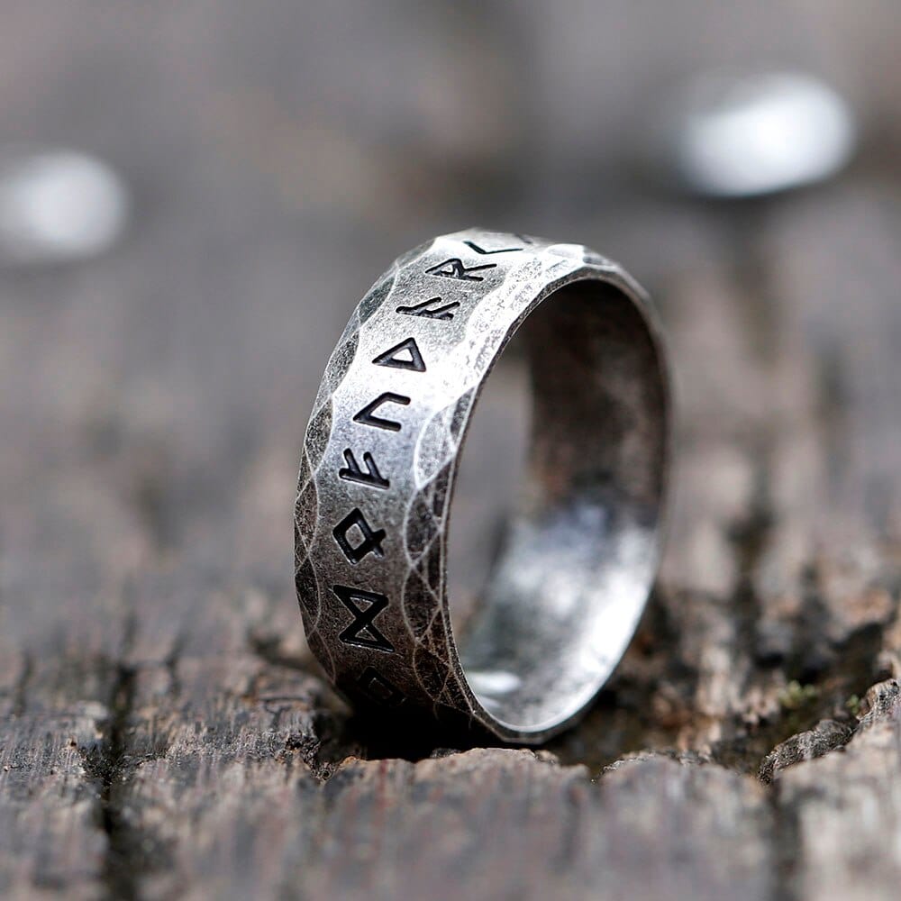 Viking ring med runer og visdomsmotiv