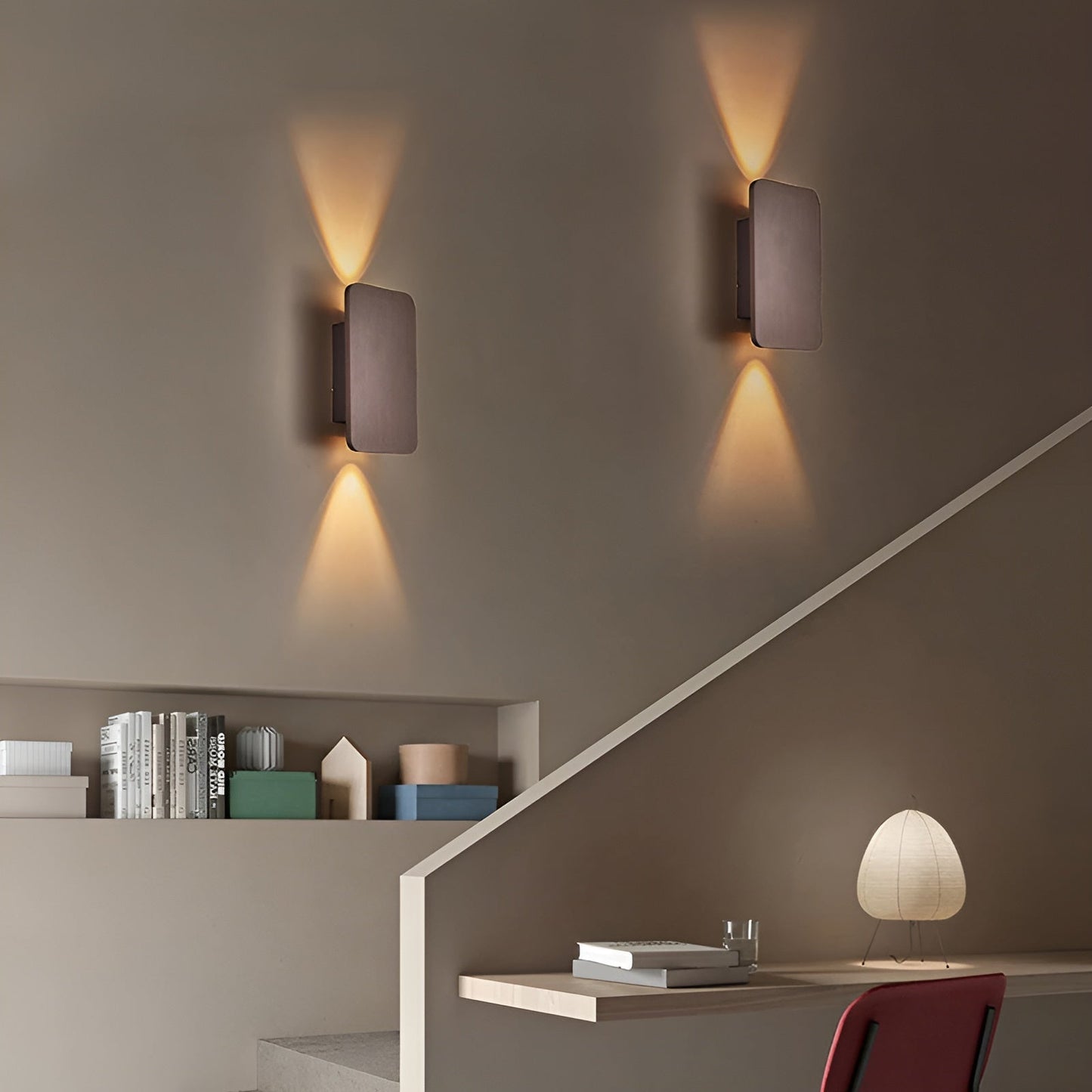 Elegant LED-væglampe med dobbel oplysning og stilrent design