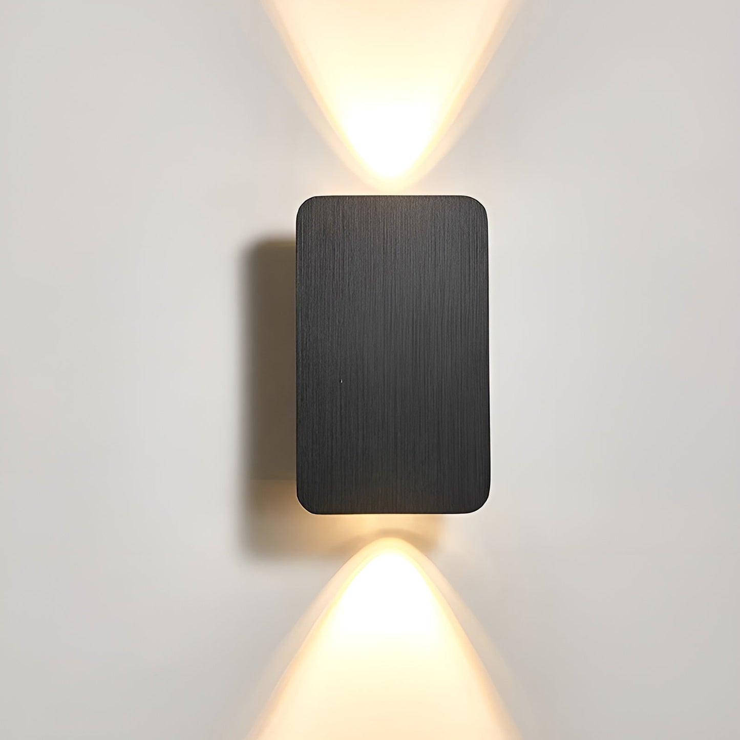 Elegant LED-væglampe med dobbel oplysning og stilrent design