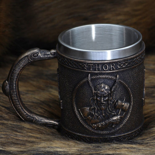 Vikingekrus med hammer-inspireret dekoration
