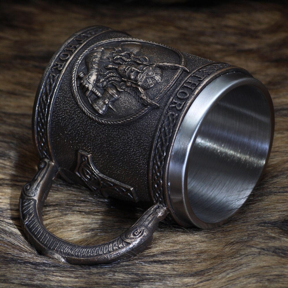 Vikingekrus med hammer-inspireret dekoration