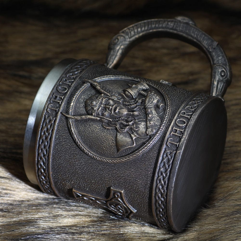 Vikingekrus med hammer-inspireret dekoration