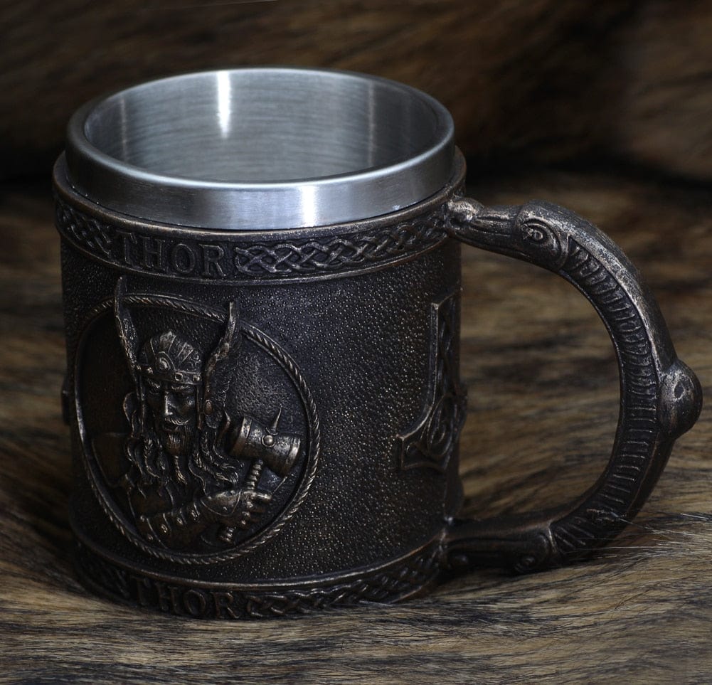 Vikingekrus med hammer-inspireret dekoration