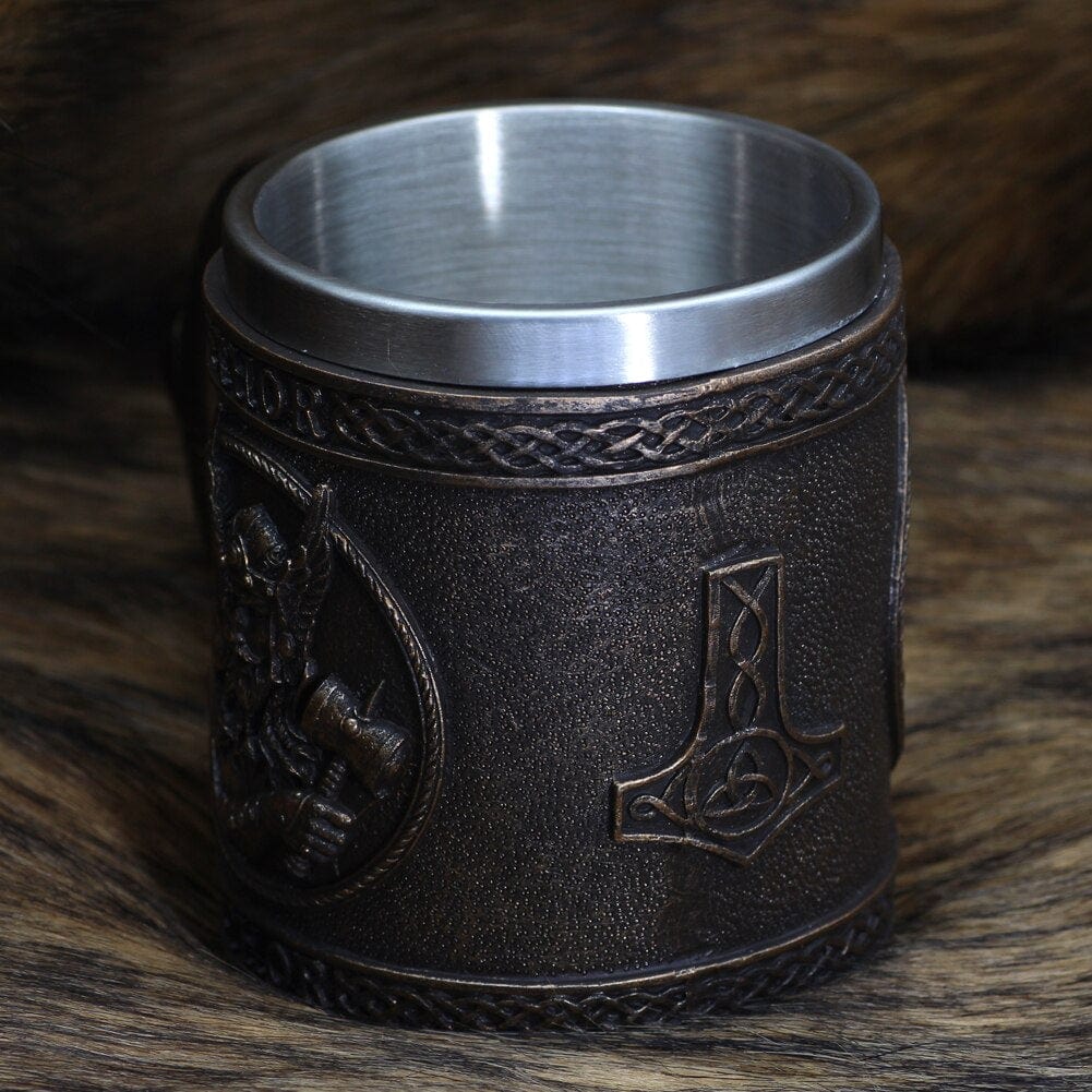 Vikingekrus med hammer-inspireret dekoration