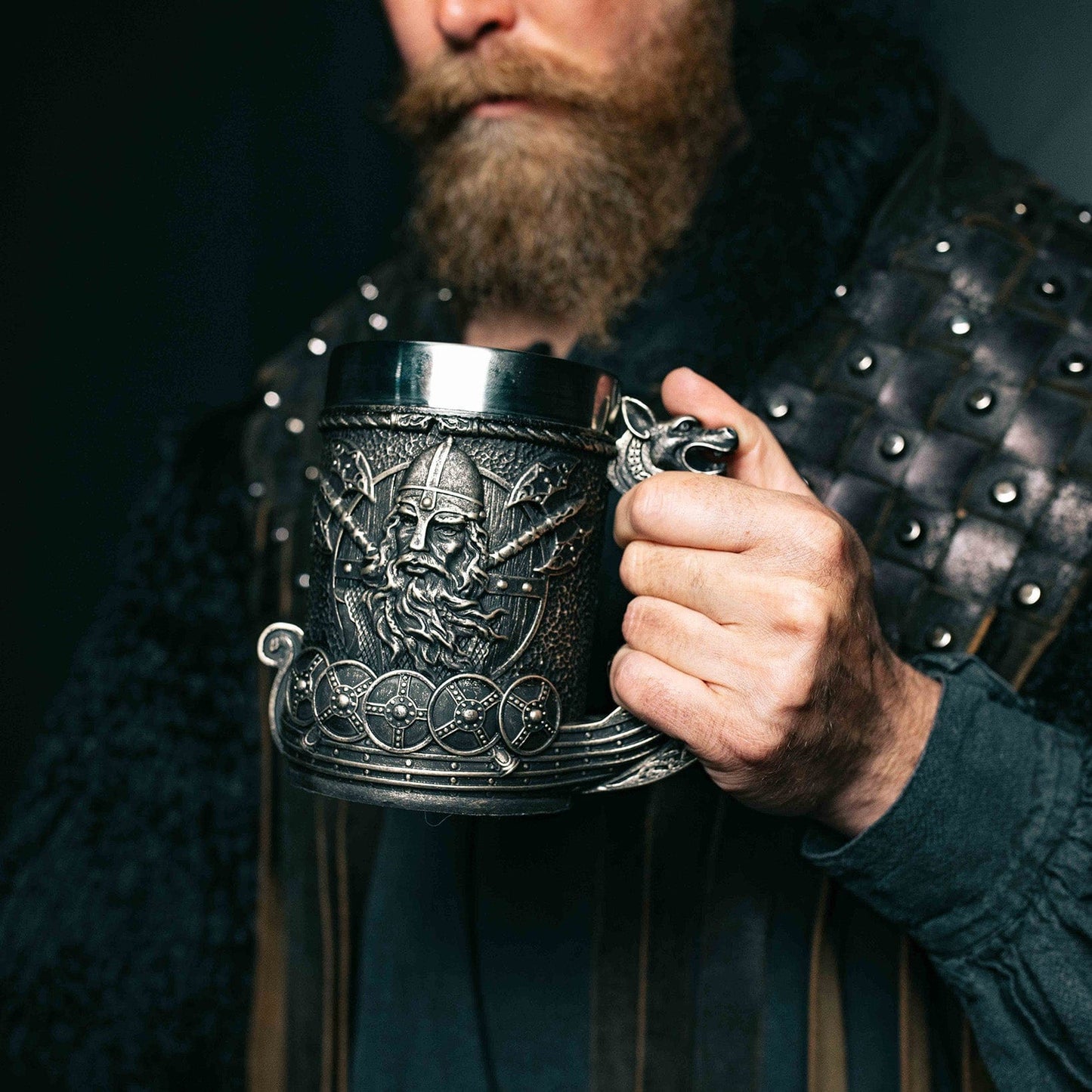 Vikingekrus med Odin-inspireret drakkar-design