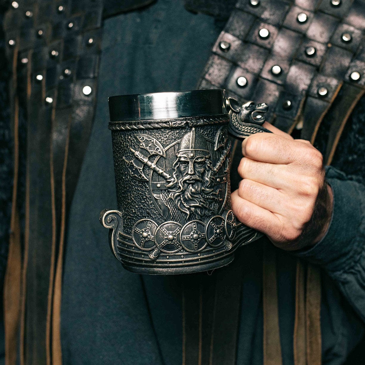Vikingekrus med Odin-inspireret drakkar-design
