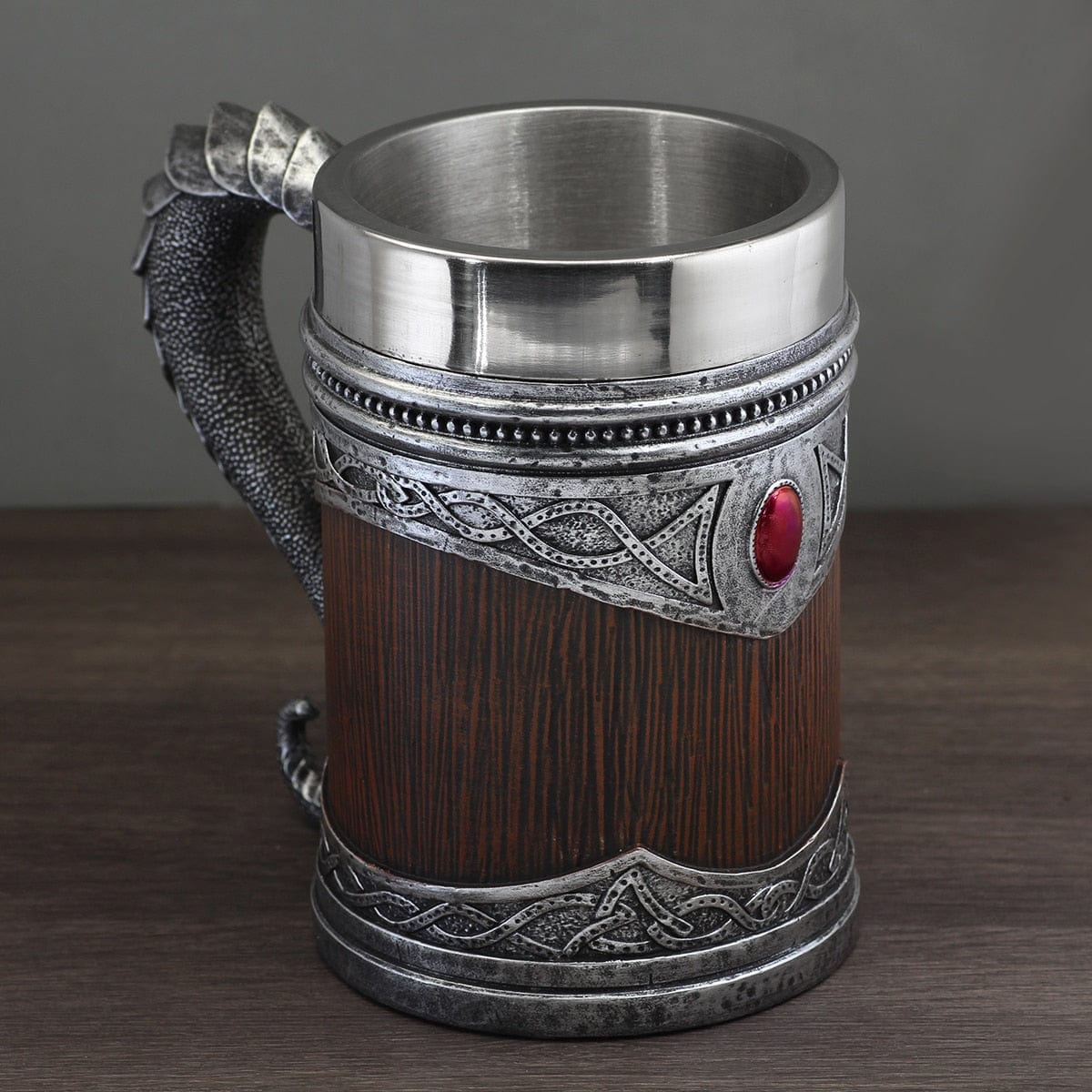 Vikingekrus med drageinspireret design i resin