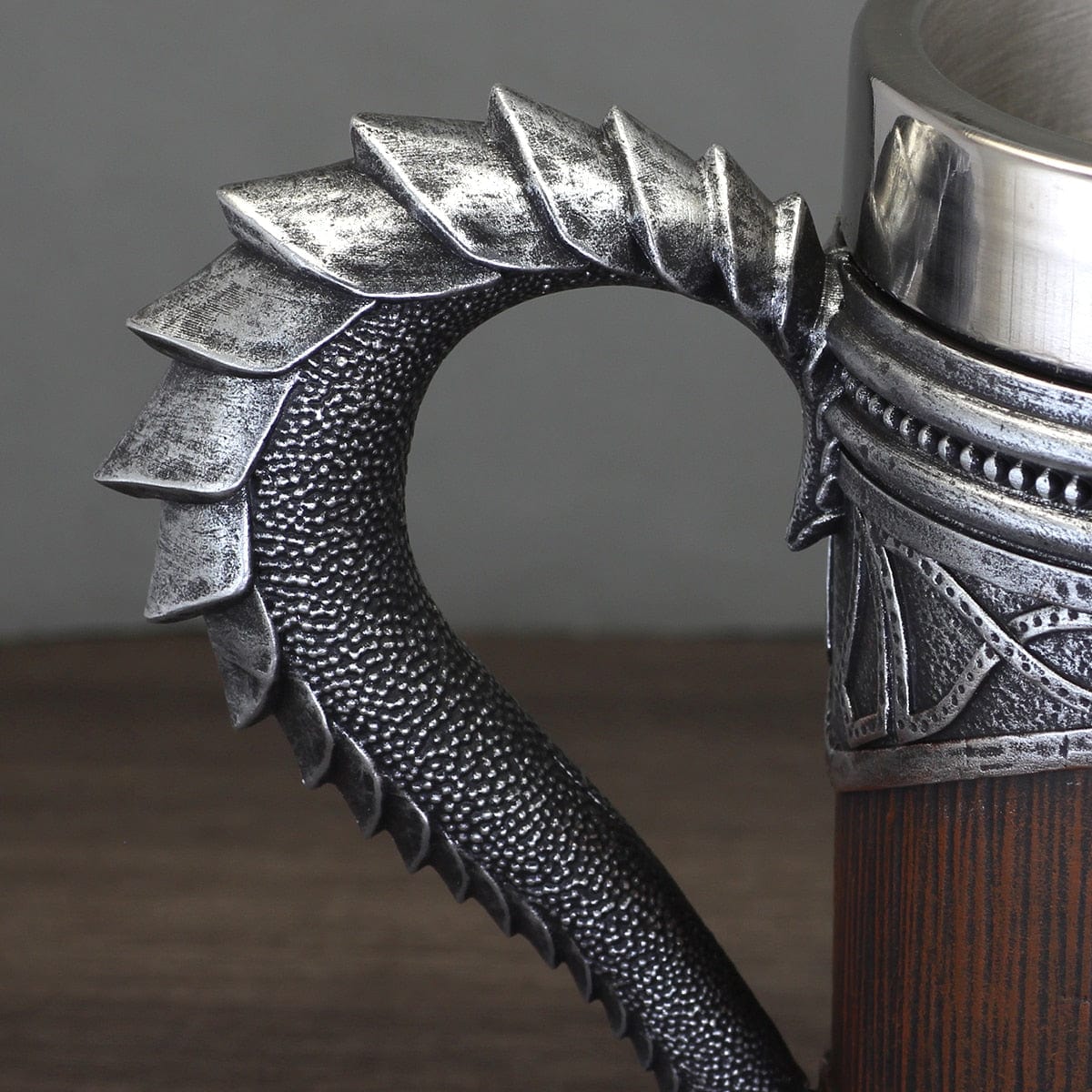 Vikingekrus med drageinspireret design i resin