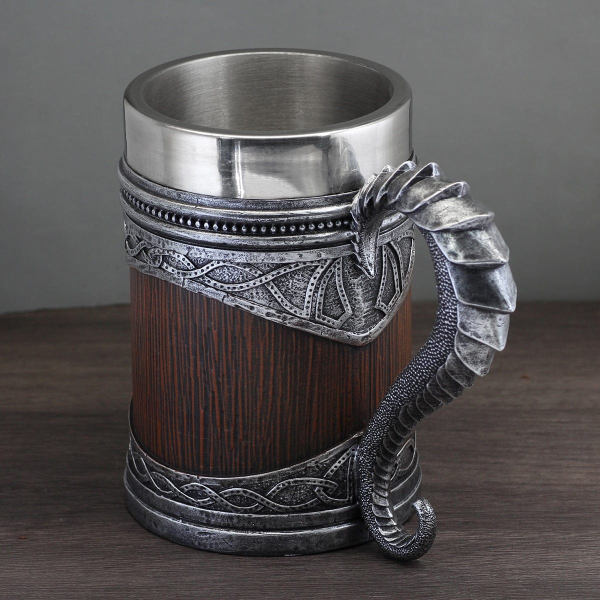 Vikingekrus med drageinspireret design i resin