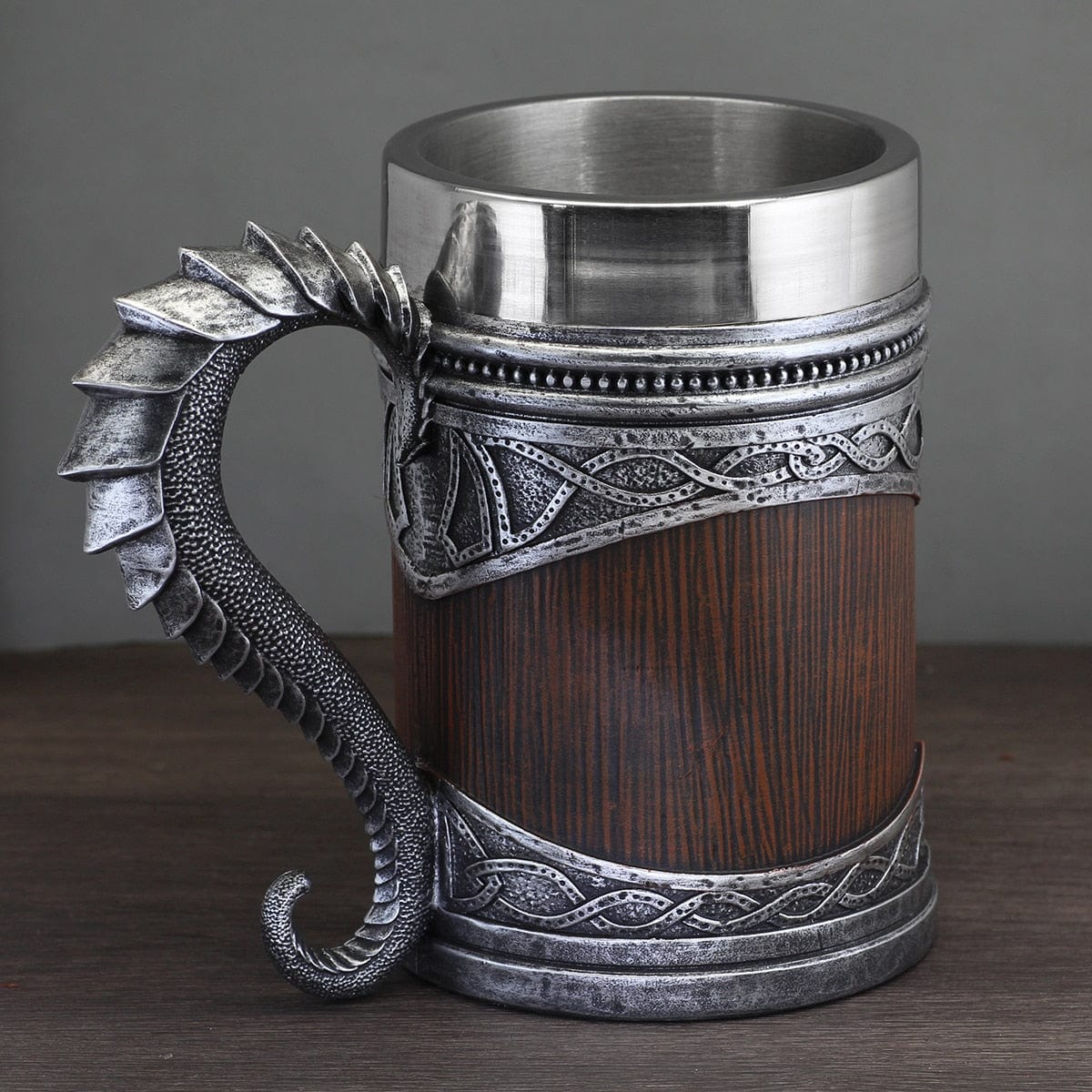 Vikingekrus med drageinspireret design i resin