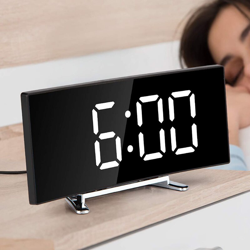 LED Digital Vækkeur med Buet Skærm og Automatisk Lys