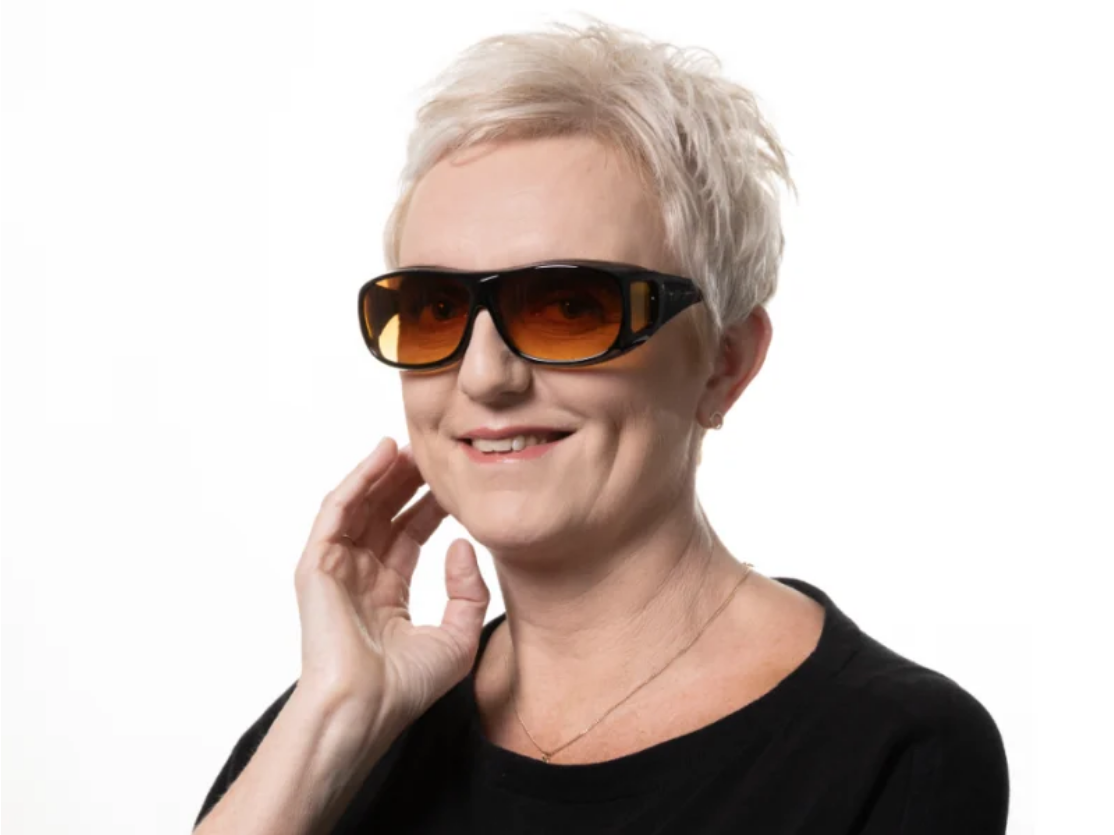 Nattkørebukser med orangetoner mod billygter