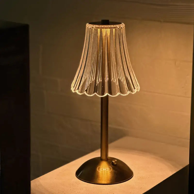 Bordlampe – Raffineret Udtryk og Fleksibel Lysstyrke