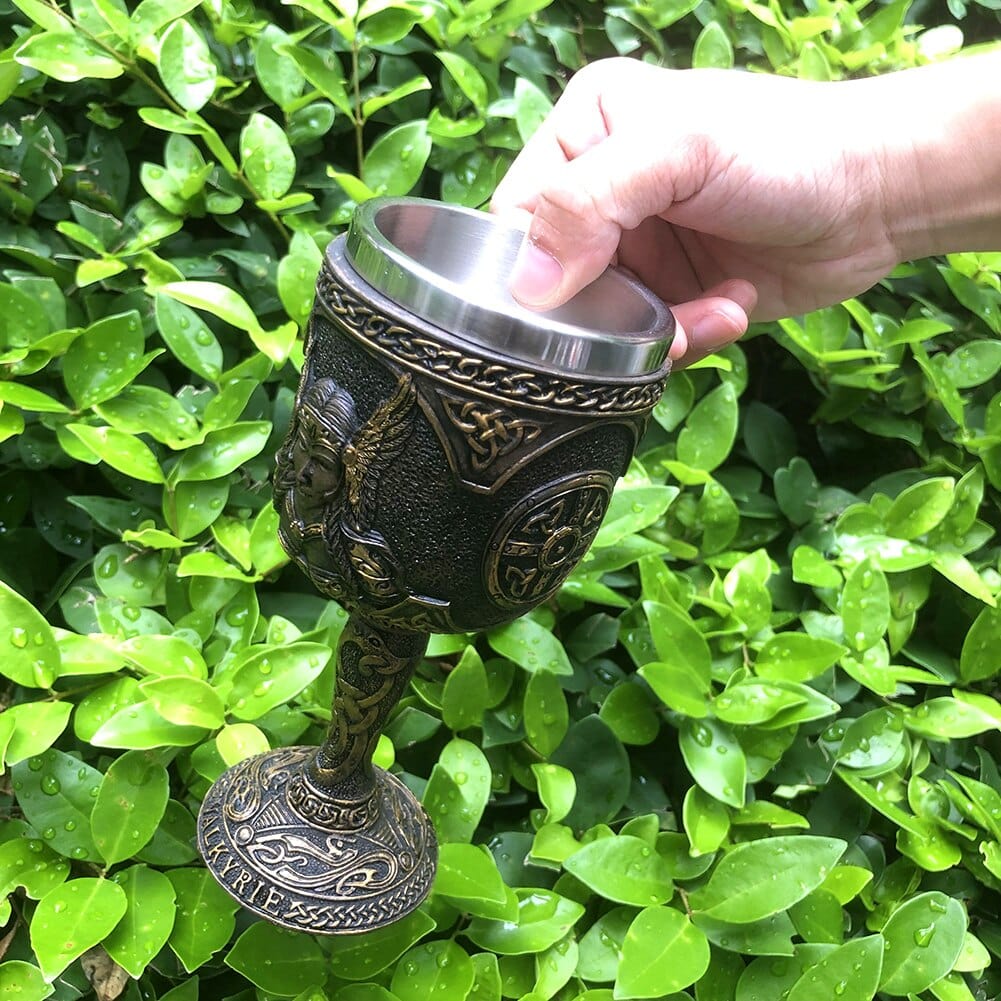 Vikingeglas med valkyrie-inspireret dekoration