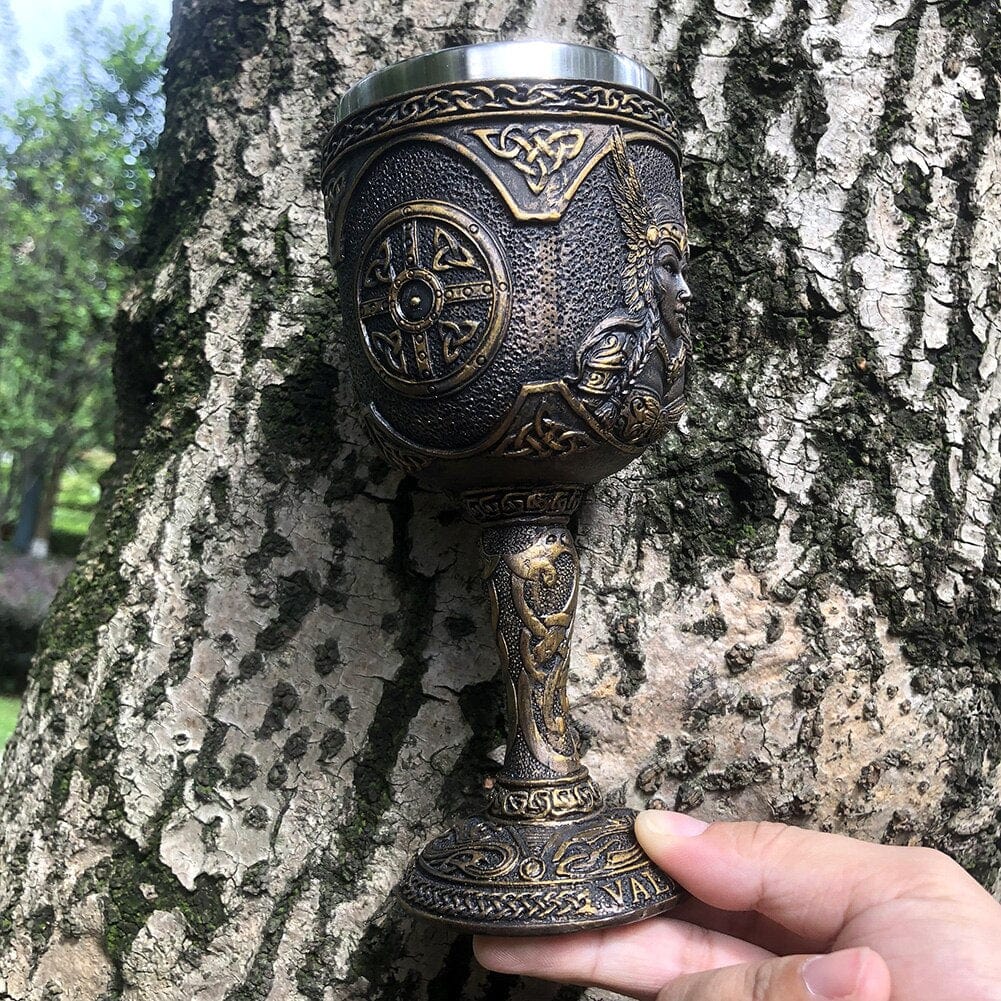 Vikingeglas med valkyrie-inspireret dekoration