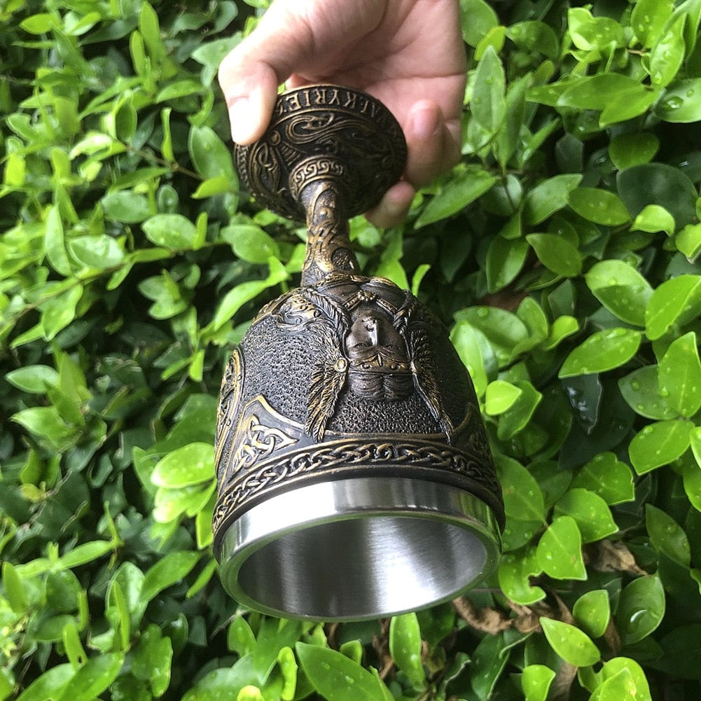 Vikingeglas med valkyrie-inspireret dekoration