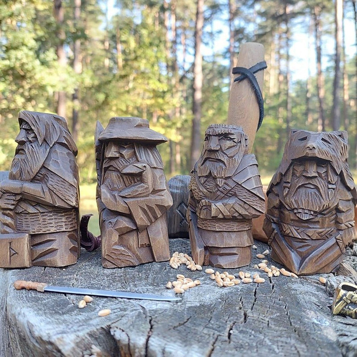 Træstatuette med nordiske gudemotiver