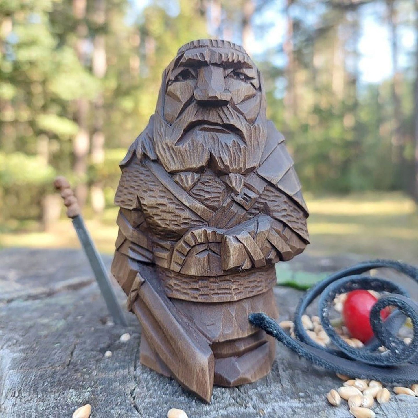 Træstatuette med nordiske gudemotiver